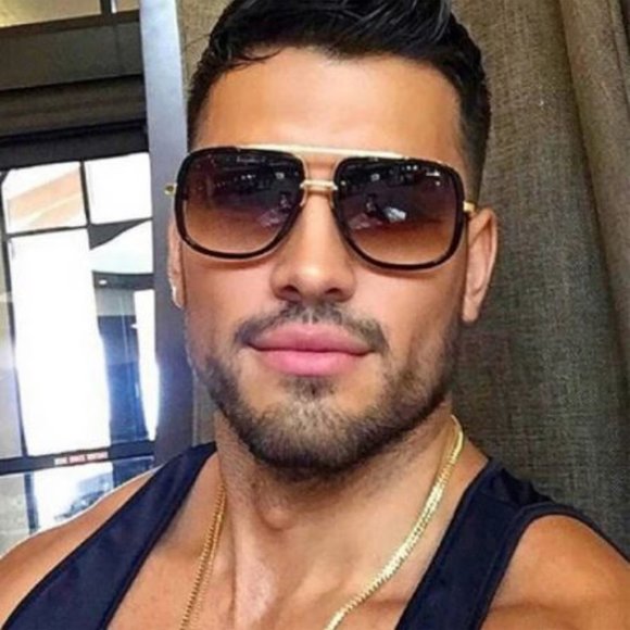 Fashion Sunglasses With Black And Gold Color Frame - Picture 2 of 5